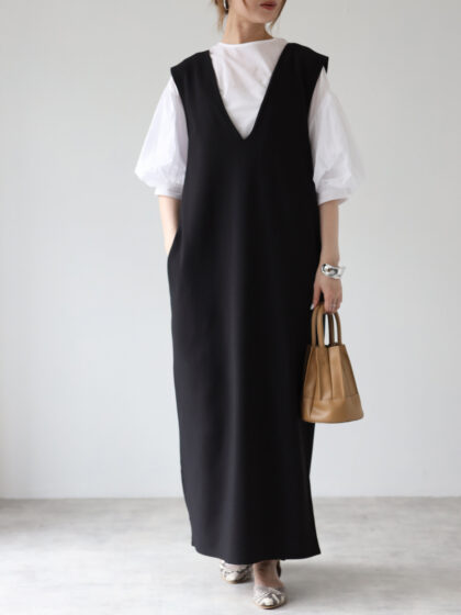 Vネックノースリワンピース